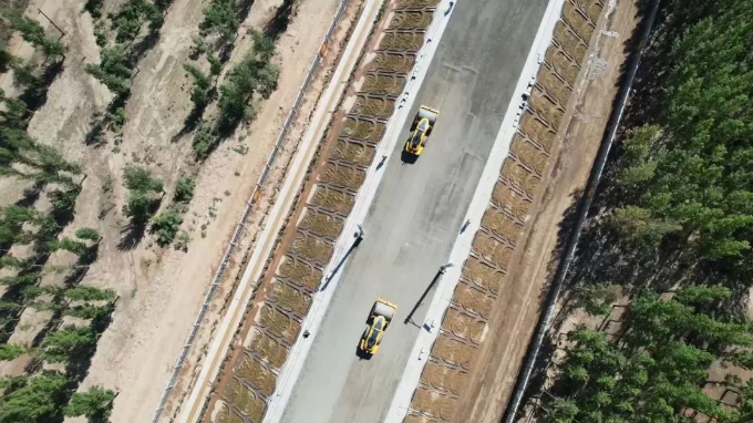 ></figure>
<figure class=